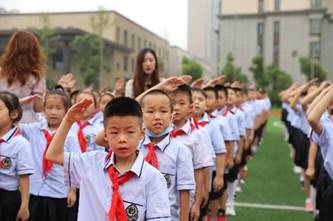 小孩站在人群中描述已自动生成