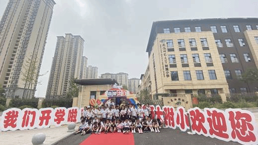 建筑前的广场上有许多人描述已自动生成