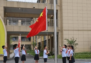 一群人站在建筑前中度可信度描述已自动生成